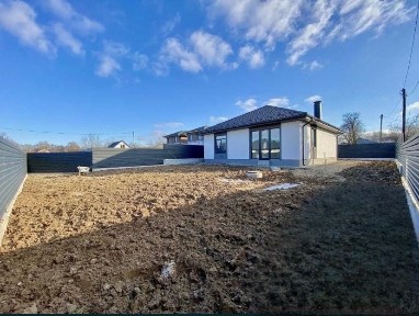 Власник продам будинок 100 квадратів 100000уо