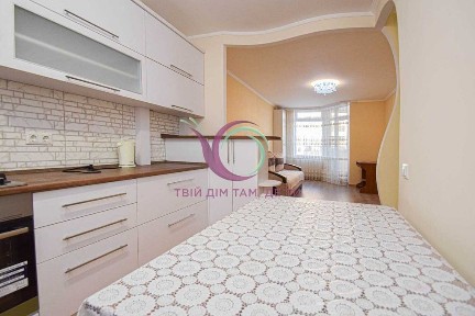 Комфортна двокімнатна квартира з кухнею-студією в новобудові.