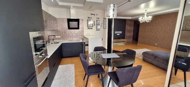 Продаж 3К. 105 м2. Метро 5 хв. Паркінг. Генератор.