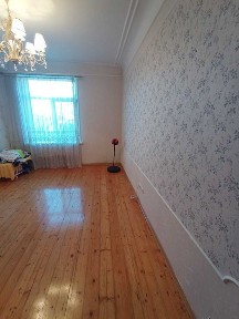 Продам трехкомнатную сталинка ул. 12 апреля 4/5