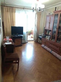 В 2х ост. от метро Дворец Спорта ( Каденюка ) продам 3х комн квартиру