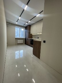 Продам 2 кімнатну квартиру поруч з метро та парком