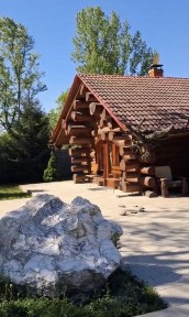 Шикарний будинок з озером та банею