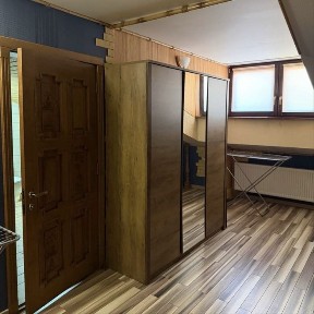 Сонячний парк Пилипа Орлика 26 парковка у дворі
