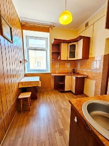 Продається житлова 1-кімнатна квартира з власним опаленням, меблями та побутовою технікою.