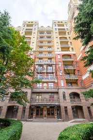 ЖК Ambassador House De Luxe-класу за адресою вул. Івана Франка, 4Б, всього за 7 хвилин пішки від станції метро Золоті ворота