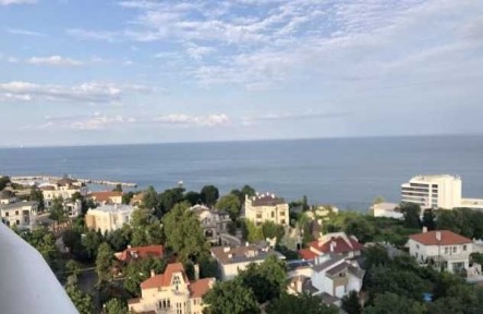 Продам 2-х комнатную квартиру с видом на море.