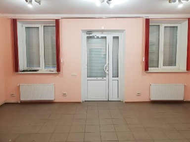 Продається комерційне приміщення з приватною земельною ділянкою.