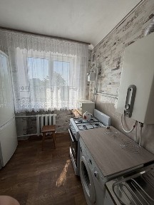 Здається 1 кімнатна на Короленко з меблями.