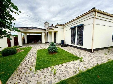 Продаётся дом в Новоалександровке с современным ремонтом бассейном и баней