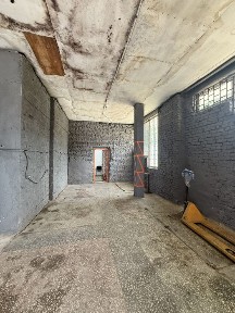 Фасадне приміщення 65+8 м² | 2 входи | 25+ кВт | велика безкоштовна парковка | склад | під будь-який бізнес