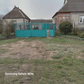 Великий будинок у селищі з огородом та садком