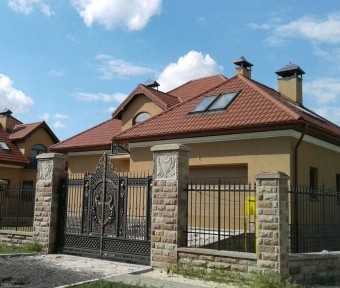 Продам два будинки в с. Вишеньки біля озера