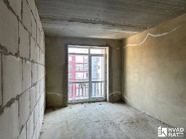 Здана готова до ремонту 2-рівнева квартира поруч з центром