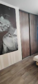 Продається трикімнатна квартира у центрі міста.