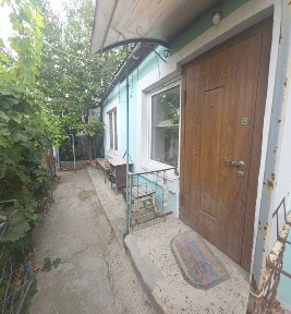 продаж будинку вул четверта слобідська огороджений в загальному дворі відмінний стан всі зручності дві роздільні кімнати