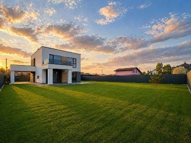 Продаж будинку з ремонтом і просторою ділянкою в Білогородці.