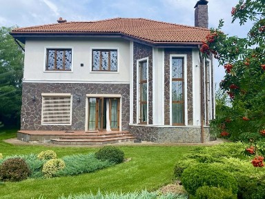 Родина продає якісний будинок з неймовірної краси територією.