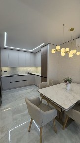 Продам трикімнатну квартиру з ремонтом жк манхетен
