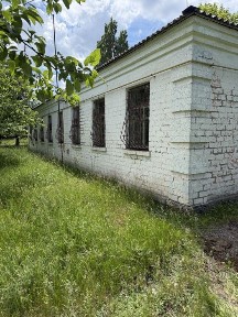 Окремо розташована цегляна будівля в зеленій зоні. Можливе переоформлення в житлову нерухомість.