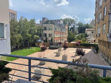 Продам квартиру в центрі (вул. Жуковського, 3Г)