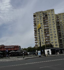 Оренда приміщення в центрі навпроти Макдональдс, поруч автобусна зупинка. Прохідне, фасадне