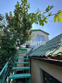 добротный 2-этажный дом в удобной локации, рядом с Малиновским рынком