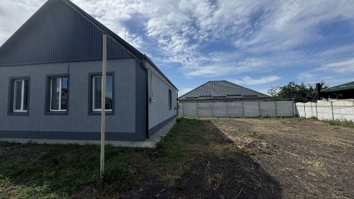 Продаж будинку у центрі Орлівщини, ремонт, гараж, ділянка 10 соток. По домовленісті співпрацюємо по державній програмі.