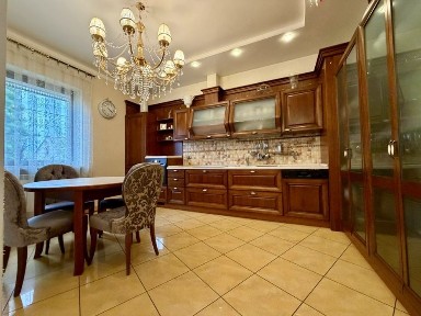 Продаж приватного будинку з басейном у Жовкві • 10 сот землі