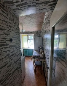 1кімн, 2 поверх, є гаряча вода (газ колонка)