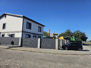 Продам, або сдам в оренду торгівельний майданчик з офісною будівлею.