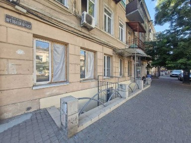 Продам фасадное помещение в центре LD