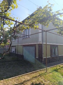 Продаж будинку з земельною ділянкою