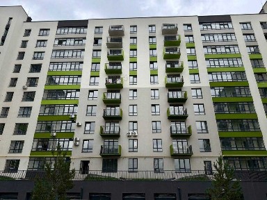Продається видова трикімнатна квартира біля міського озера