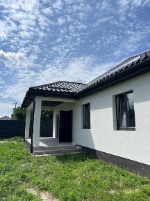 Сучасний новопобудований окремий будинок
