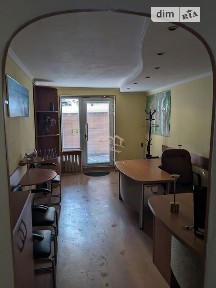Продаж офісного приміщення 54 кв. м. на 1 поверсі на вул. Трьохсвятительська 3, шестиповерхова будівля • ID 34800477