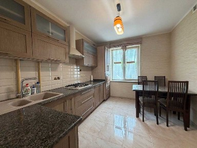 Дворівнева енергонезалежна квартира з власним гаражем у Микитинцях