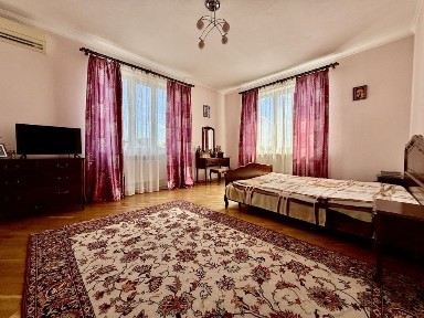 Будинок 548 м2 + гостьовий на 80 м2, гараж на авто, ГАЗ, вода центральна, камін, велика ділянка 10 соток. Ворзель