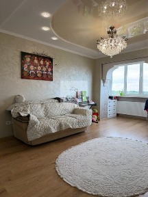 Продам 3-х кімнатну квартиру в новому будинку з меблями і технікою+ кладова