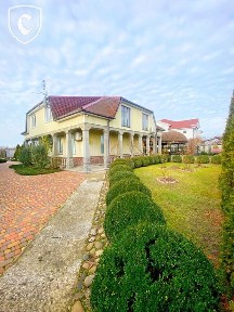 Будинок в Лебедівці з власним парком та басейном
