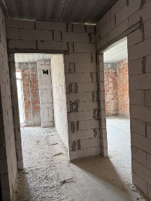 Продається 1 кімнатна квартира з індивідуально газовим опаленням. Є балкон. Поряд дуже красиве озеро. Будинок зданий, можна заходити на ремонт.