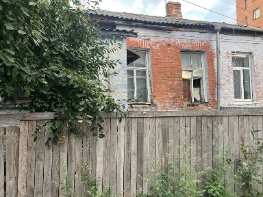 Продам фасадну частину будинку в центрі міста