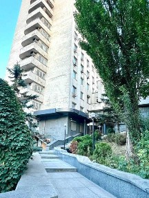 60 м² під косметологію чи масаж біля метро Звіринецька. 400 грн/кв. м. Укриття поряд