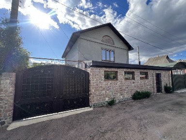 Двоповерховий будинок до річки на Грензаводі