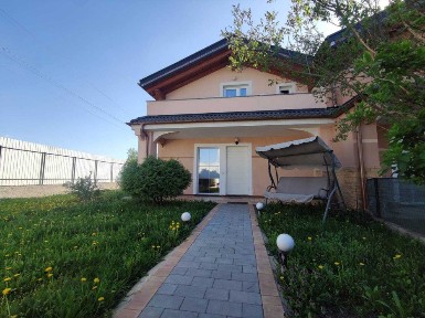 Продаж таунхауса з ремонтом, меблями та побутовою технікою.