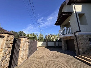 Пропонується до продажу просторий триповерховий будинок площею 384 м на ділянці 6 соток у Києві.