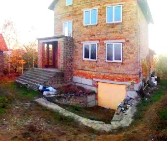 продам дом с. Фонтанка. Новий, капітальний, на ділянці 20 соток, бетоний паркан. 2 рівня житлових та подвал.