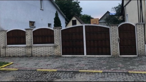 Будинок з великим двором