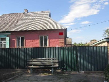 Продам 1/2 частину будинку з окремим входом й двором по вулиці Войнівській ( 14 район )