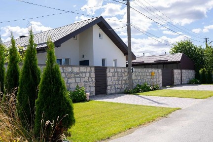Продаж будинку з новим ремонтом на 12 сотках
